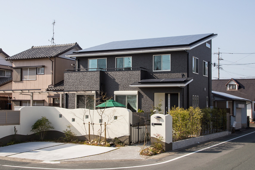 シンプルでスタイリッシュな外観。屋根に12.5kwもの太陽光発電パネルが搭載されているものの、それを目立たせないデザインが秀逸