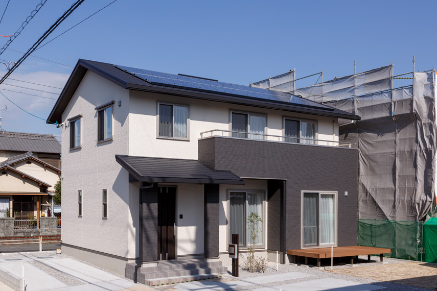 『朝日住宅』が誇る人気のゼロエネルギーハウス「ゼロエネAIOS（アイオス）」は、選べる間取りを5種類用意。高機密高断熱かつ高耐震性を叶えながら、お得なワンプライス1,750万円（税別）を実現。太陽光発電パネル、HEMS、エコキュートなどを標準装備