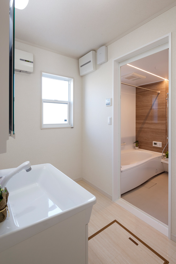 設備も高性能なものがセレクトされ、例えば浴室はPanasonicのエコソリューションズAWEを搭載。浴室丸ごと断熱し、真冬でも浴室内がしっかり暖まる反面、消費エネルギーを抑えてくれる
