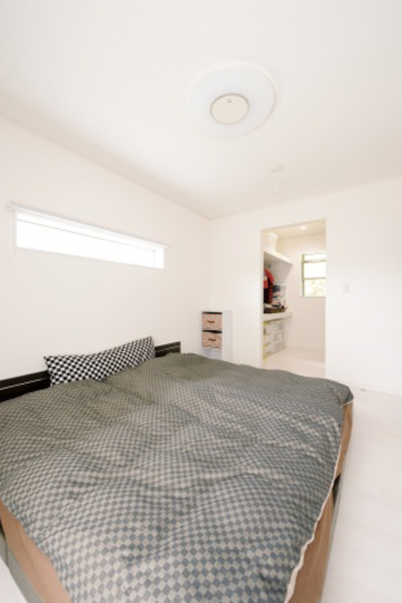 白い壁、天井、床に囲まれた寝室は爽やかで心地よい空間。ウォークインクローゼットの中まで明るく、衣類を選びやすい