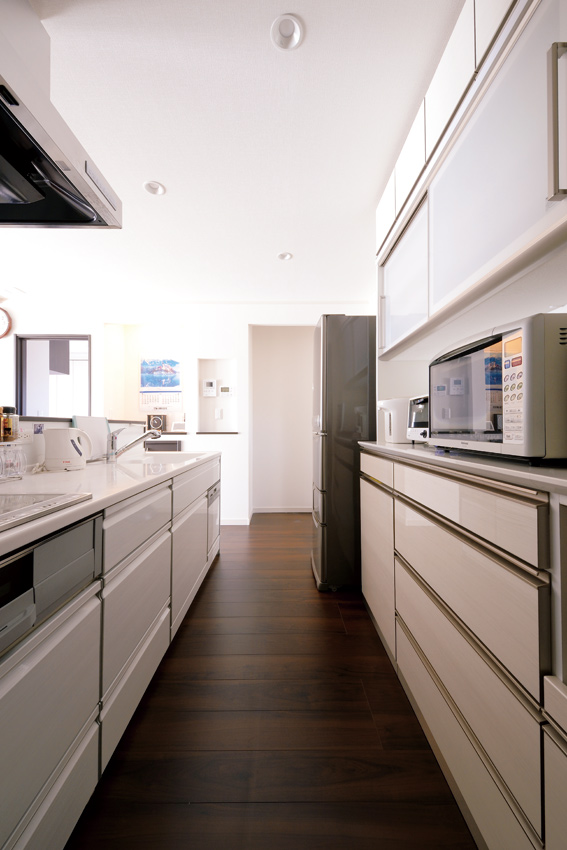 豊富な背面収納やパントリーを備えたキッチンは、いつも美しく片付き、広々として使いやすい