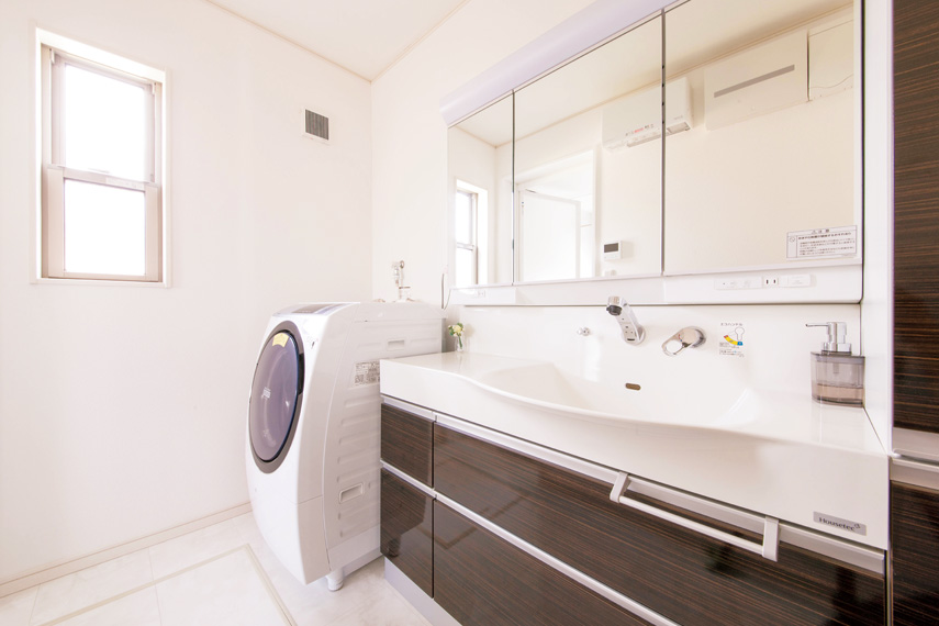 来客時にも使われる洗面室やトイレまで、モノトーンでコーディネート。使いやすい収納が随所に備わり、ササッと整えられるところが便利だという
